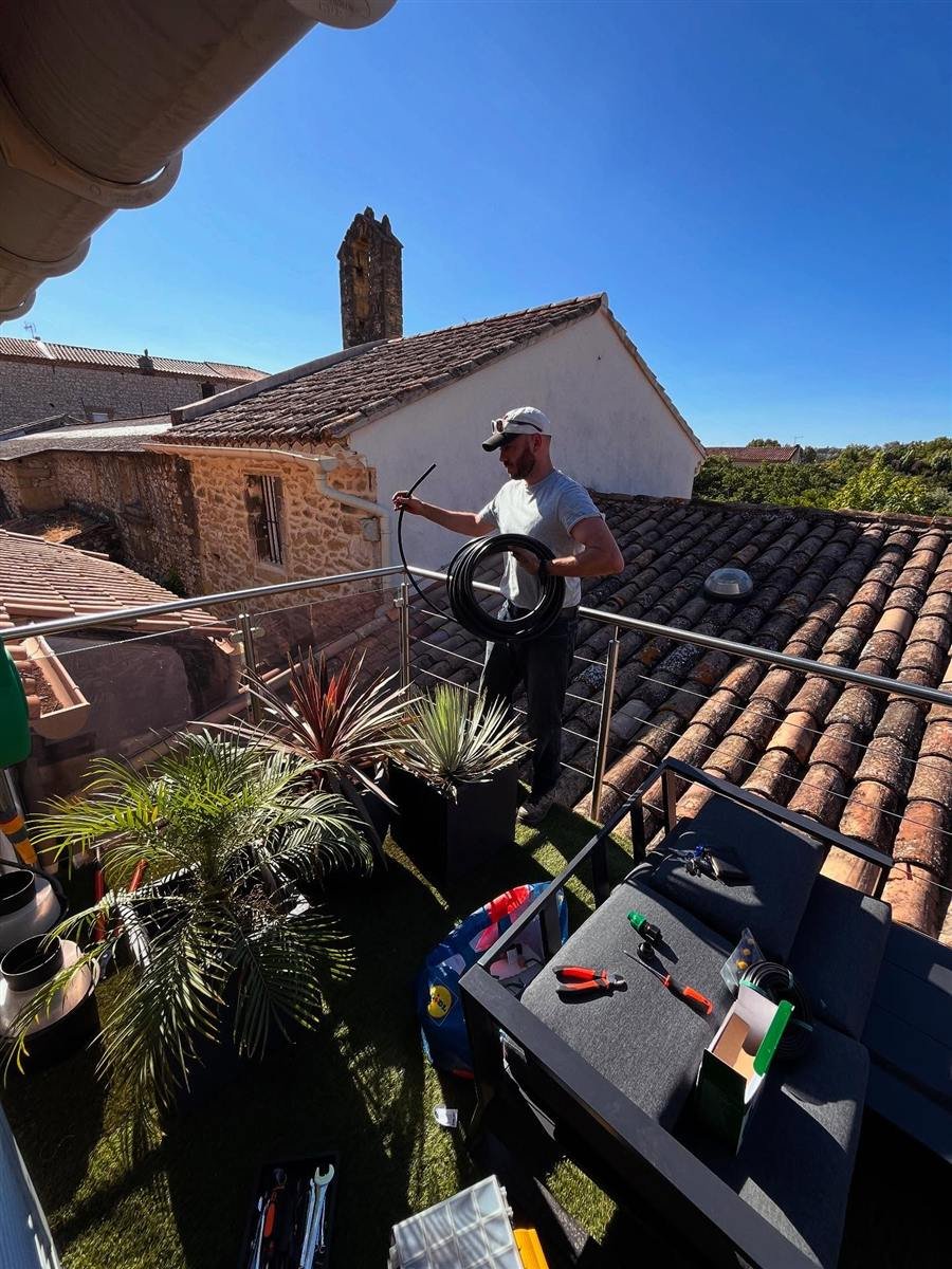 Le paysagiste UnionVerte installe un arrosage automatique goutte-à-goutte sur un toit-terrasse végétalisé à Villeneuve-lès-Avignon.