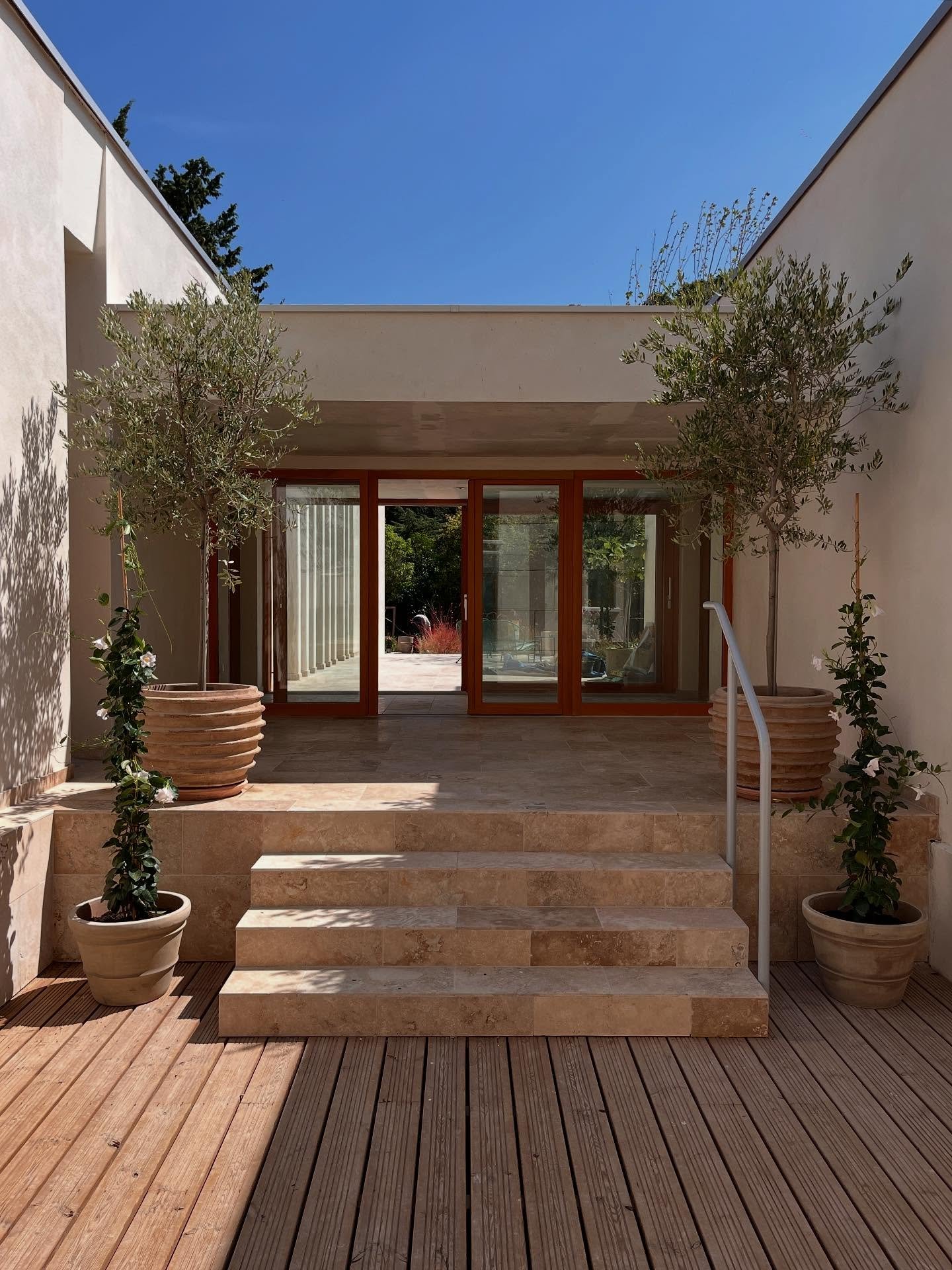 Aménagement d'une terrasse par UnionVerte près d'Avignon : vue après